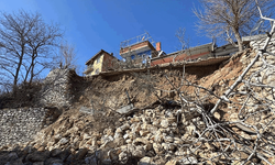 Denizli'de çöken istinat duvarı iki aracı yuttu