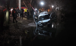 El frenini çekmedi, araç Porsuk'a daldı: 4 saatlik operasyon