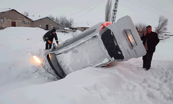 Elazığ'da karda kayan hafif ticari araç devrildi: 2 yaralı