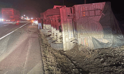 Eskişehir yolunda facianın eşiğinden: Tır devrildi sürücü alkollü çıktı