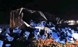 Eskişehir yolunda kaza: Meyve yüklü tır devrildi