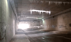 Eskişehir'de alt geçitteki buz sarkıtları kazaya davetiye çıkarıyor