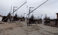 Eskişehir’de dev bayrak direği fırtınaya direnemedi