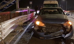 Eskişehir’de otomobil önce servis aracına ardından bariyerlere çarptı