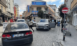 Eskişehir'de tepki çeken anlar: Ara sokakta trafiği durdurdu