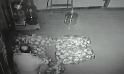 Güvenlik kameraları kaydetti: Rakip firma yetkilisinden ekmek sabotajı iddiası