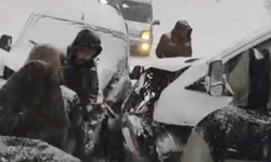 Hakkari Yüksekova'da buzlu yolda 2 kamyonet çarpıştı