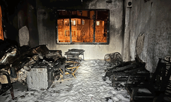 Hatay'da alevlere teslim olan apartman dairesi kullanılmaz hale geldi