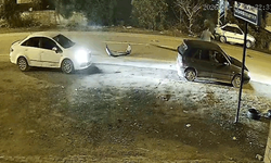 Hatay'da otomobilin elektrik direğine saplandığı kaza kamerada