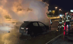 İstanbul Maltepe'de seyir halindeki otomobil alev alev yandı