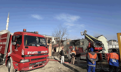 İstanbul'da boş binanın çatısı alevlere teslim oldu