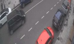 İstanbul'da ön kaldıran motosikletli park halindeki araca çarptı