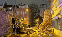 İstanbul'da tarihi metruk binanın duvarı böyle yıkıldı