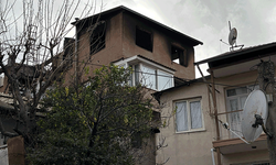 İzmir’de çatı katı alevlere teslim oldu
