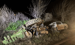 İzmir'de pikap traktöre arkadan çarptı: 2 yaralı