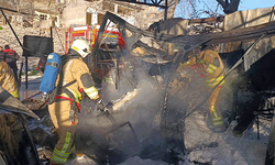 Kahramanmaraş'ta konteyner çarşıda yangın: 3 konteyner ile 3 araç kül oldu