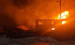 Karabük'te muhtara ait iki katlı ev alevlere teslim oldu