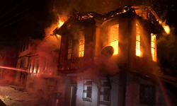 Kastamonu’da üç katlı tarihi konak yangında küle döndü