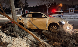 Kayseri'de alkollü sürücü önce ağacı devirdi ardından aydınlatma direğine çarptı