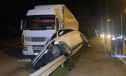 Kocaeli'de otomobil tıra çarptı: 4 yaralı