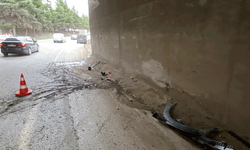 Kocaeli'nde köprü ayağına çarpan araç kullanılamaz hale geldi