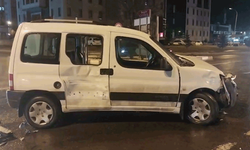 Kütahya'da otomobil ile ambulans çarpıştı: 1 yaralı