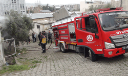 Mersin'de bir ev yanarak küle döndü