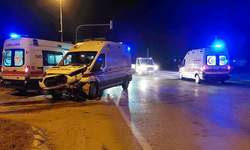 Sakarya'da hasta taşıyan ambulans ile otomobil çarpıştı: 1 yaralı