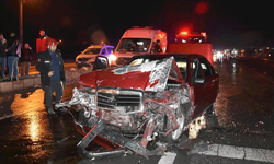 Sakarya'da servis minibüsüyle çarpışan otomobil sürücüsü kaçtı