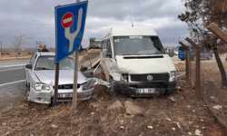 Şanlıurfa'da minibüs ile otomobil çarpıştı: 7 yaralı