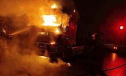 Şanlıurfa'da seyir halindeki tır alev topuna döndü