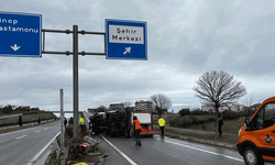 Sinop'ta kamyonet devrildi