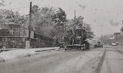 Sivrihisar’da kar yağışı sonrası belediye ekipleri sahada