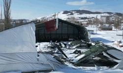Tokat’ta kapalı halı sahanın çatısı kar yüküne dayanamadı