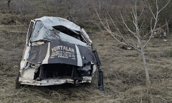 Tokat'ta şarampole devrilen minibüs hurda yığınına döndü: 1 yaralı