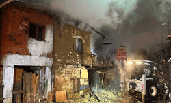 Uşak’ta iki katlı ev yangında küle döndü: Karı-koca dumandan etkilendi