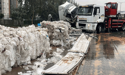 Adana'da naylon atık yüklü tır bariyerlere çarptı, otoyol çöplüğe döndü