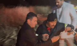 Adıyaman'da sele yakalanan araç suya gömüldü