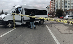 Afyon’da okul servisiyle çarpışan motosiklet parçalandı