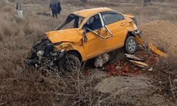 Afyon’da ticari taksi şarampole devrildi: 1 ölü