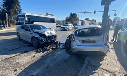 Antalya'da iki otomobil çarpıştı:2 yaralı