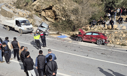 Antalya’da kamyon ile otomobiller çarpıştı