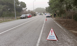 Antalya'da otomobille çarpışan hafif ticari araç yan yattı: 2 yaralı