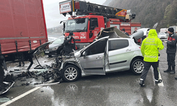 Artvin'de otomobil park halindeki tıra çarptı: 2 ölü, 1 yaralı