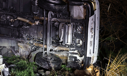 Aydın'da kamyon bariyerlerde askıda kaldı, sürücü hafif yaralandı