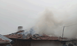 Balıkesir'de bitişik iki ev alevlere teslim oldu: 1 yaralı