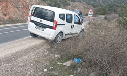 Bilecik'te kontrolden çıkan otomobil refüje çarptı: 1 yaralı