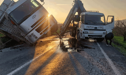 Bilecik’te mısır yüklü çekici devrildi