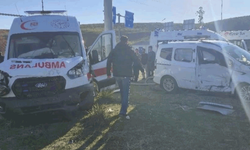 Bingöl'de ambulans ile hafif ticari araç çarpıştı: 5 yaralı
