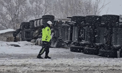 Bingöl’de tır devrildi: 1 yaralı